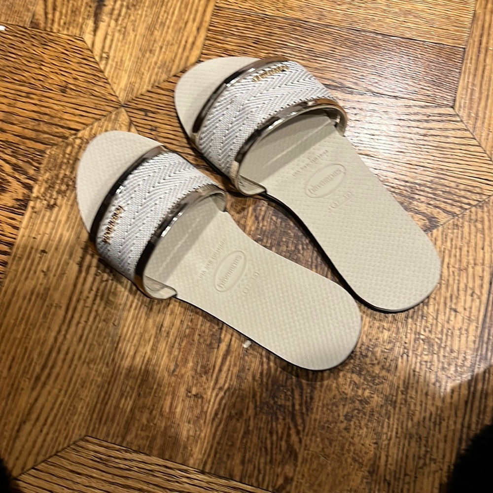 Comfortable Havanas size 7 to 8. Brand new. Never worn.